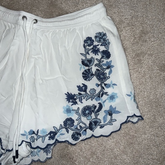 Abercrombie & Fitch Flowy Shorts - Picture 2 of 4